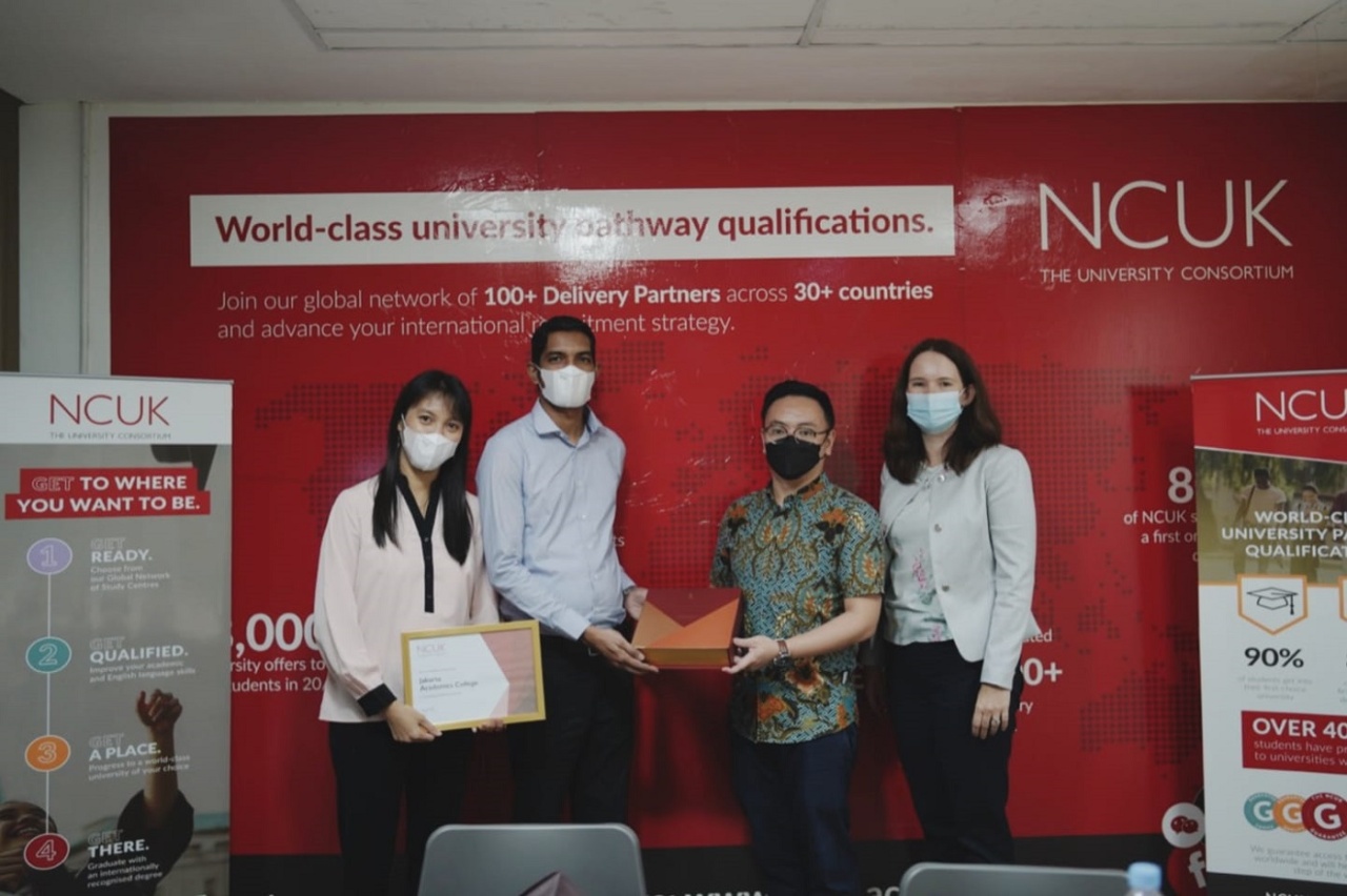 Presentation of gifts between the two institutions