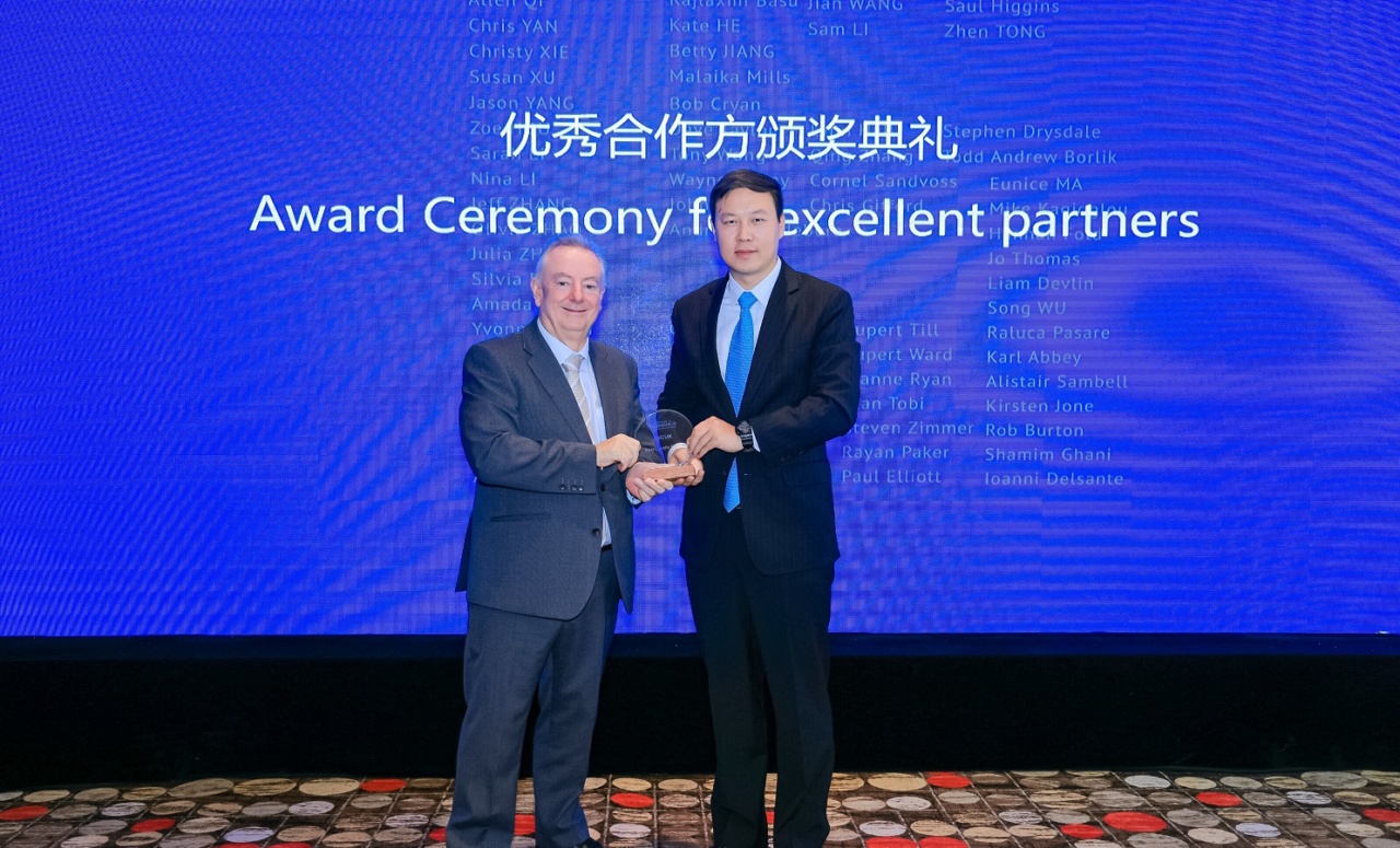 Professor Bob Cyran CBE, Vice-Chancellor at the University of Huddersfield presenting Harry Feng, Associate Director - China with the award for 'Best Loyalty Partner'.